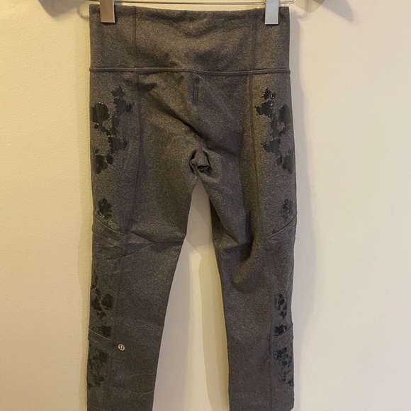 Lulu limited edition yoga grip crop size 4 - Picture 3 of 5